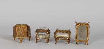 KLOCKFODRAL, 4 stycken, glas och metall 1800/1900-tal.