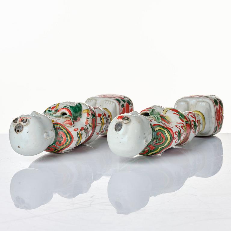 Porslinsfigurer, 
två stycken, porslin. Qingdynastin, Kangxi (1662-1722).