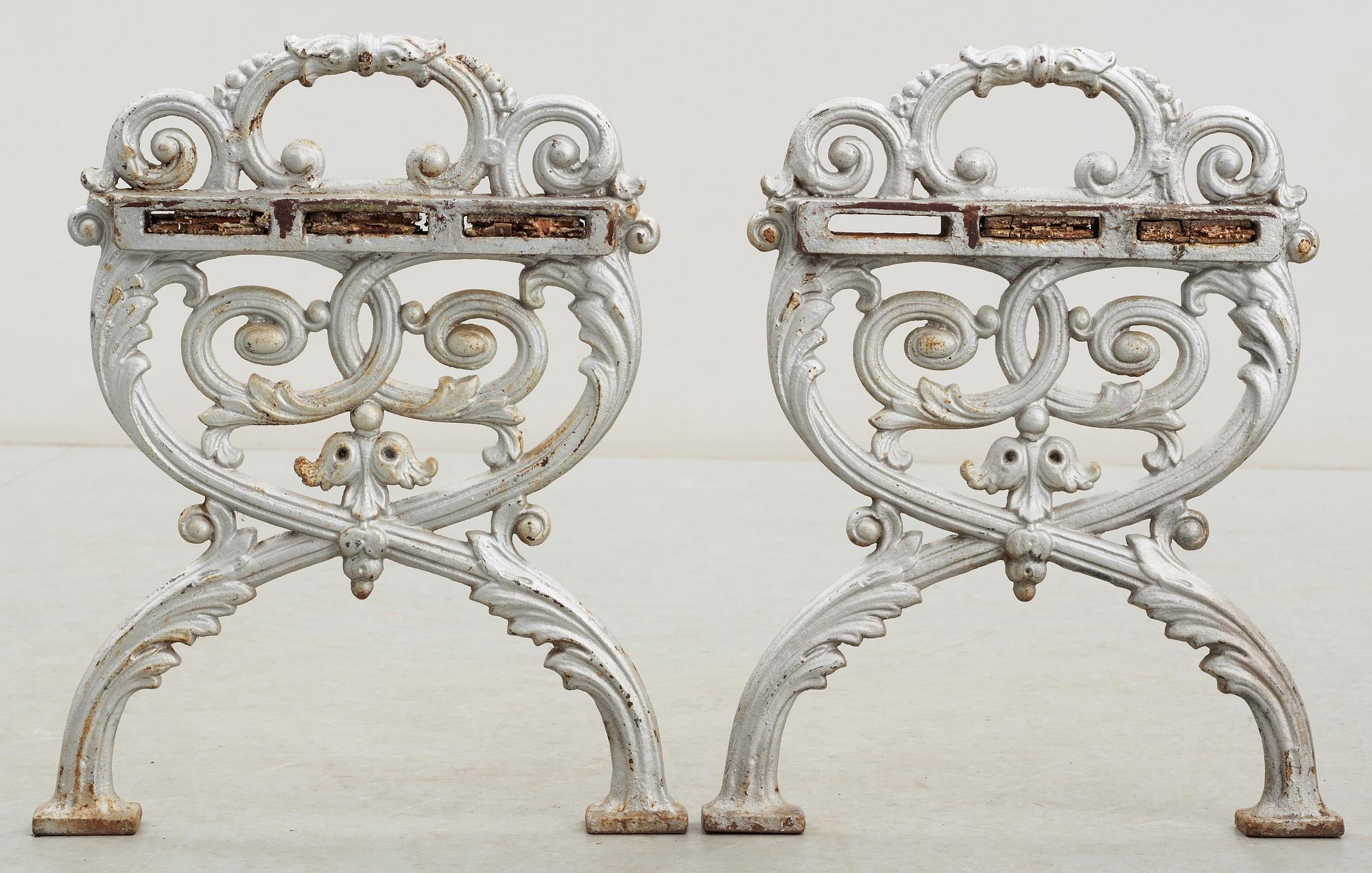 BÄNKGAVLAR, ett par, gjutjärn, sent 1800-tal.