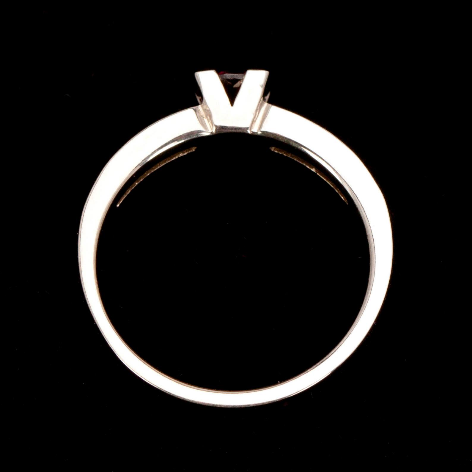 RING, vitguld 14K, fasettslipad granat 0,49 ct, briljantslipade diamanter diamanter tot. 0,21 ct. Vikt 4,7 g.