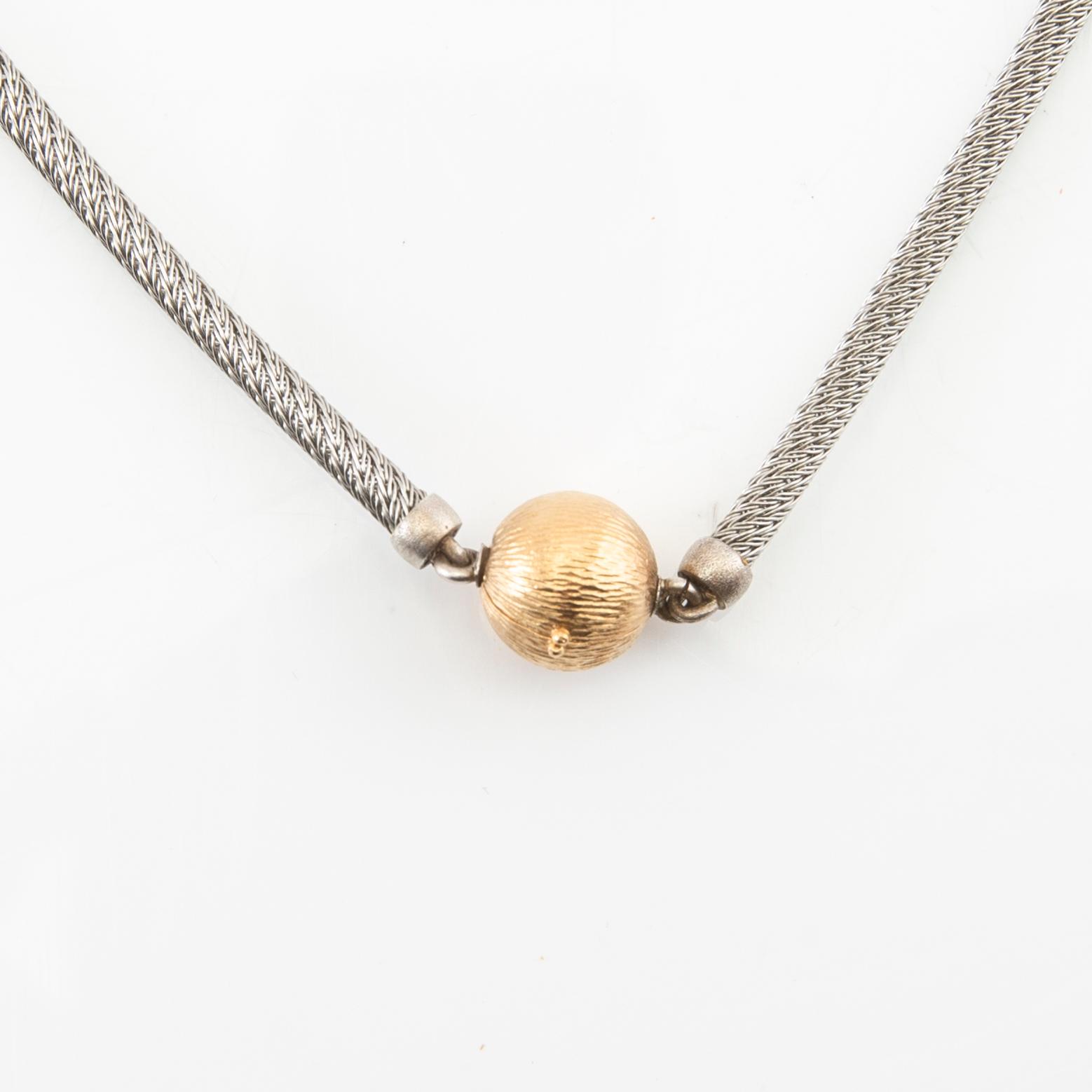 Ole Lynggaard, clasp in 18K gold with a necklace in silver.