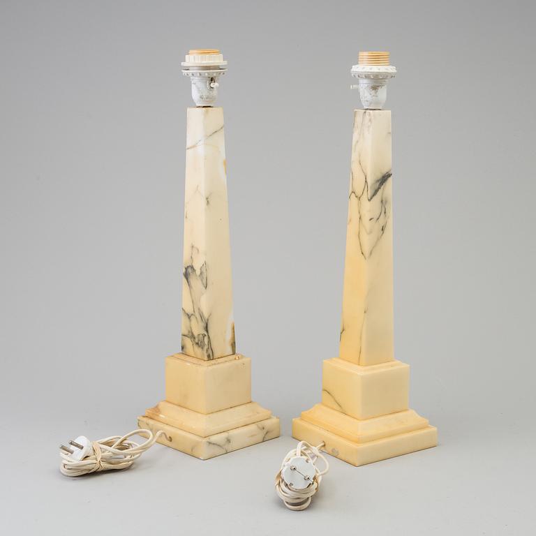 BORDSLAMPOR, ett par, alabaster, Italien, 1900-talets andra hälft.
