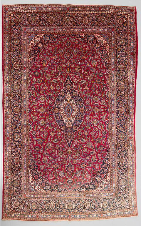 A CARPET, a semi-antique Kashan, ca 372,5 x 257 cm.