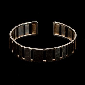 ARMRING, silver 916, VR, Helsingfors 1966, formgiven sannoligt Aulis Blomstedt. Vikt 18,3 g.