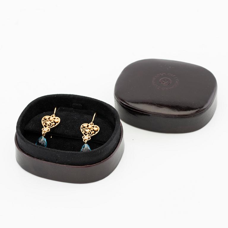 Ole Lynggaard, Earrings 18K gold with briolette-cut blue topazes and round brilliant-cut diamonds.