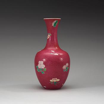 A pink sgraffitto vase, late Qing dynasty/early Republic. Seal mark to base.