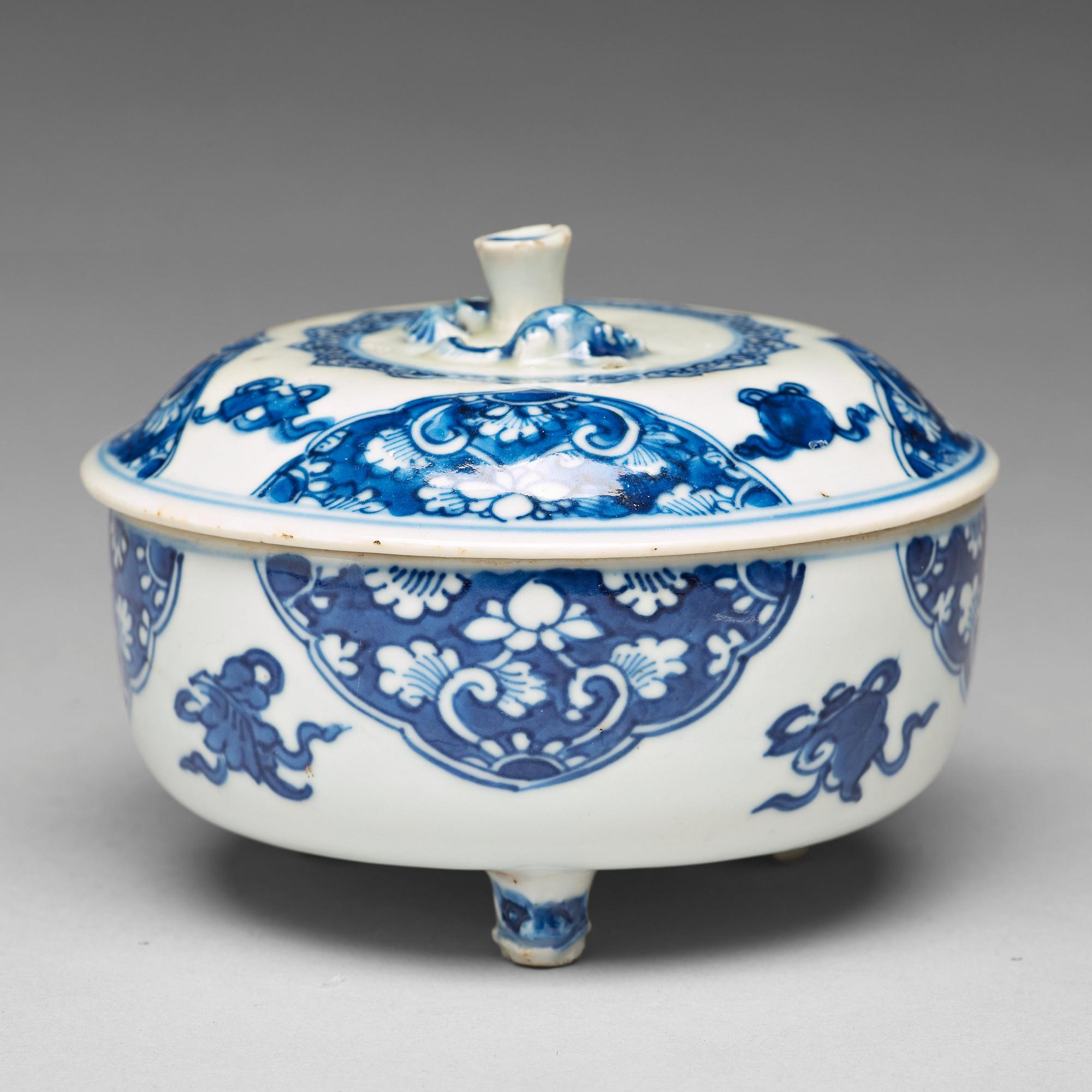 A blue and white box with cover, Qing dynasty, Kangxi (1662-1722).