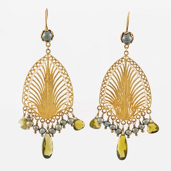 Yvone Christa, två par örhängen, silver, med genombruten dekor, med imitationsstenar.