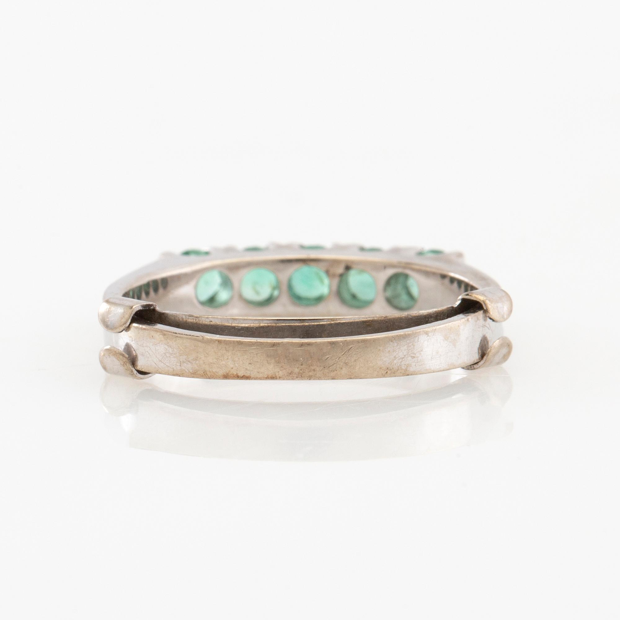 Ring 14K white gold with faceted emeralds.