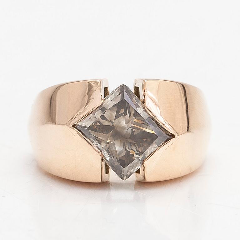 Ring, 14K guld, med en prinsesslipad diamant ca 5.0 ct, Jarkko Perälä, Vasa.