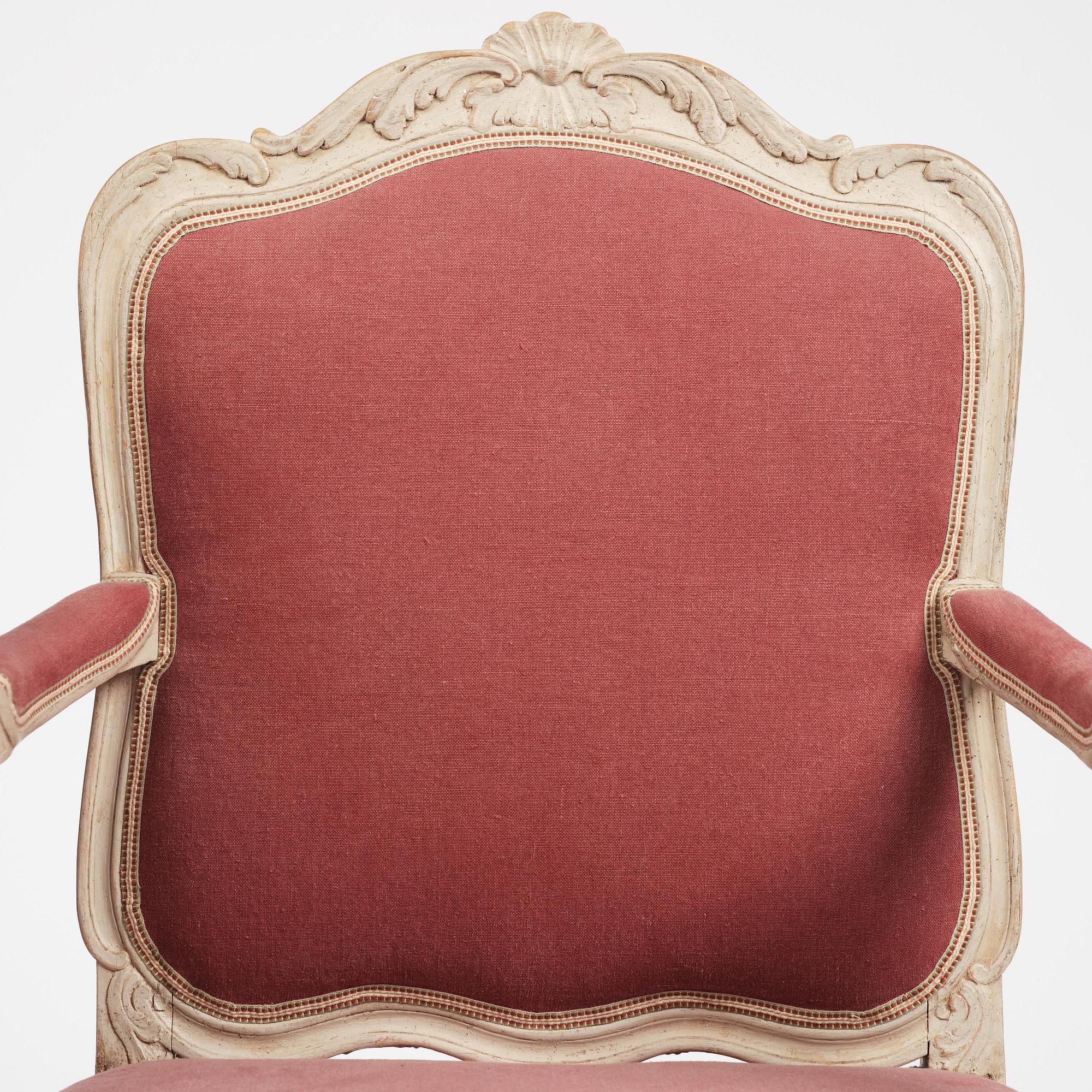 A large pair of Swedish Rococo armchairs in the manner of O Höglander (1750-1765).