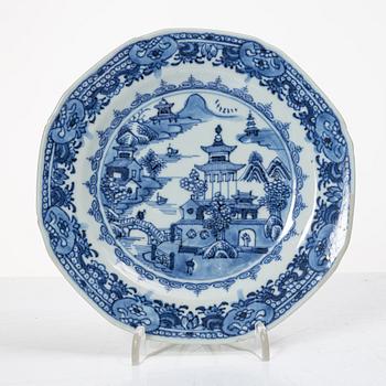 Tallrikar, 16 st, porslin, Kina, Qianlong (1736-95).