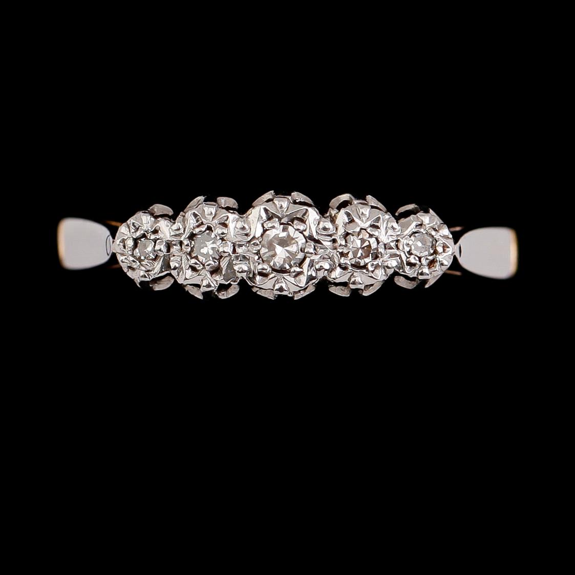 RING, 18 k guld samt platinum, med 5 diamanter. Total vikt ca 2 gram.