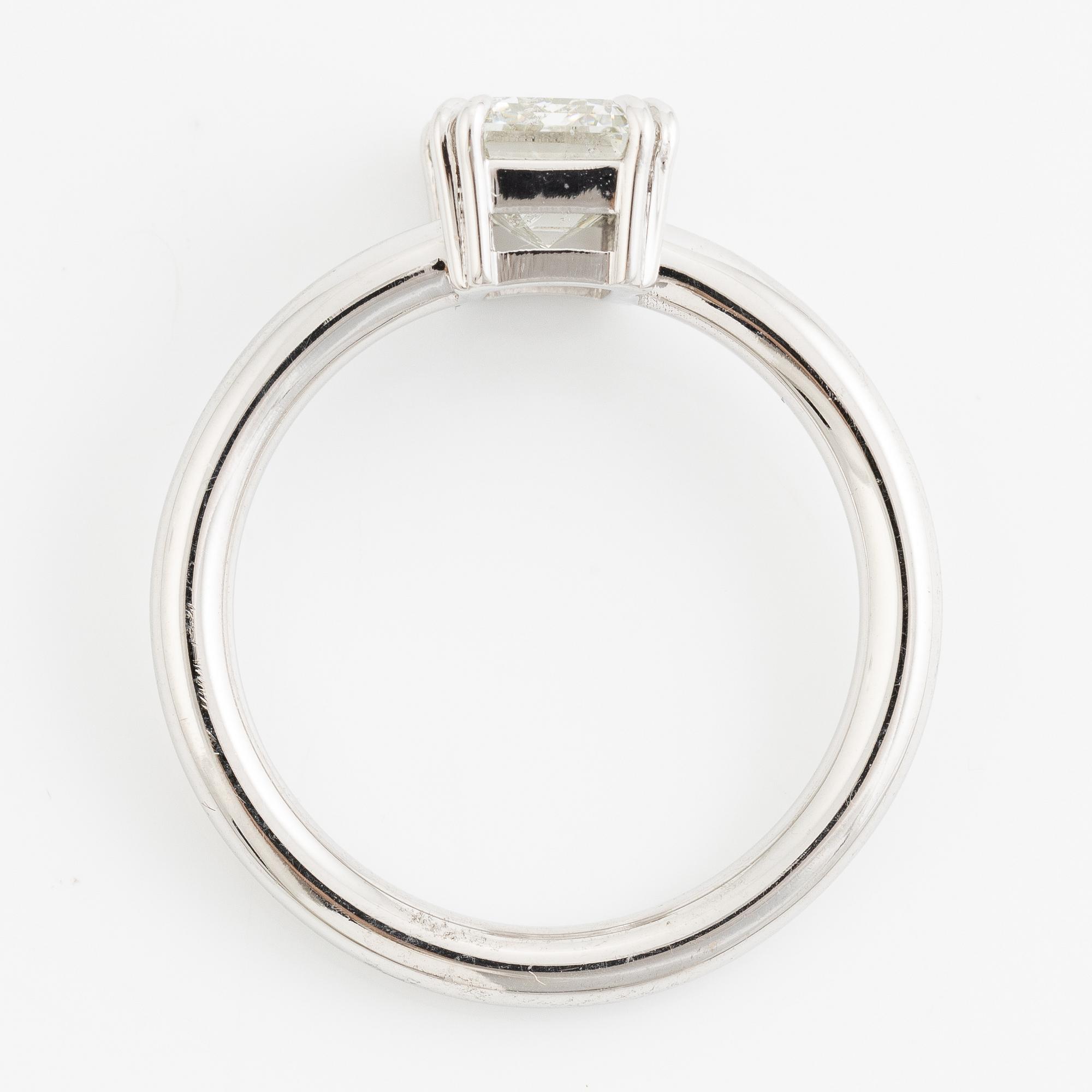 Ring 18K vitguld med en smaragdslipad diamant.