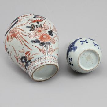 VATTENDROPPARE samt URNA, porslin, Kina, 1800-tal.