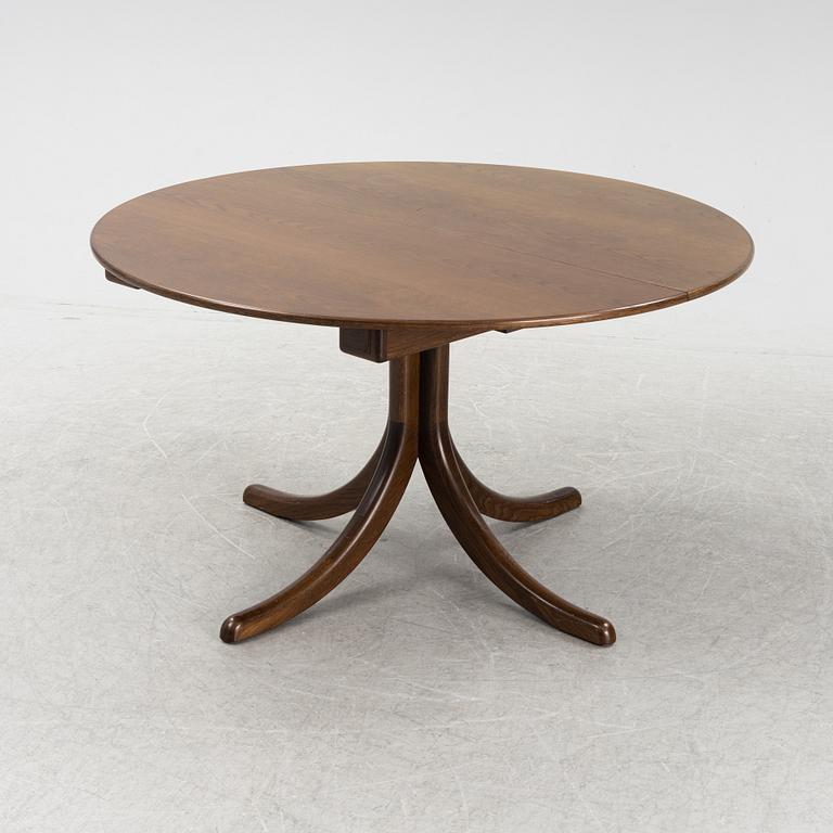 An oak dining table, AB Eriksson & Söner, Vrena, end of the 20th century.