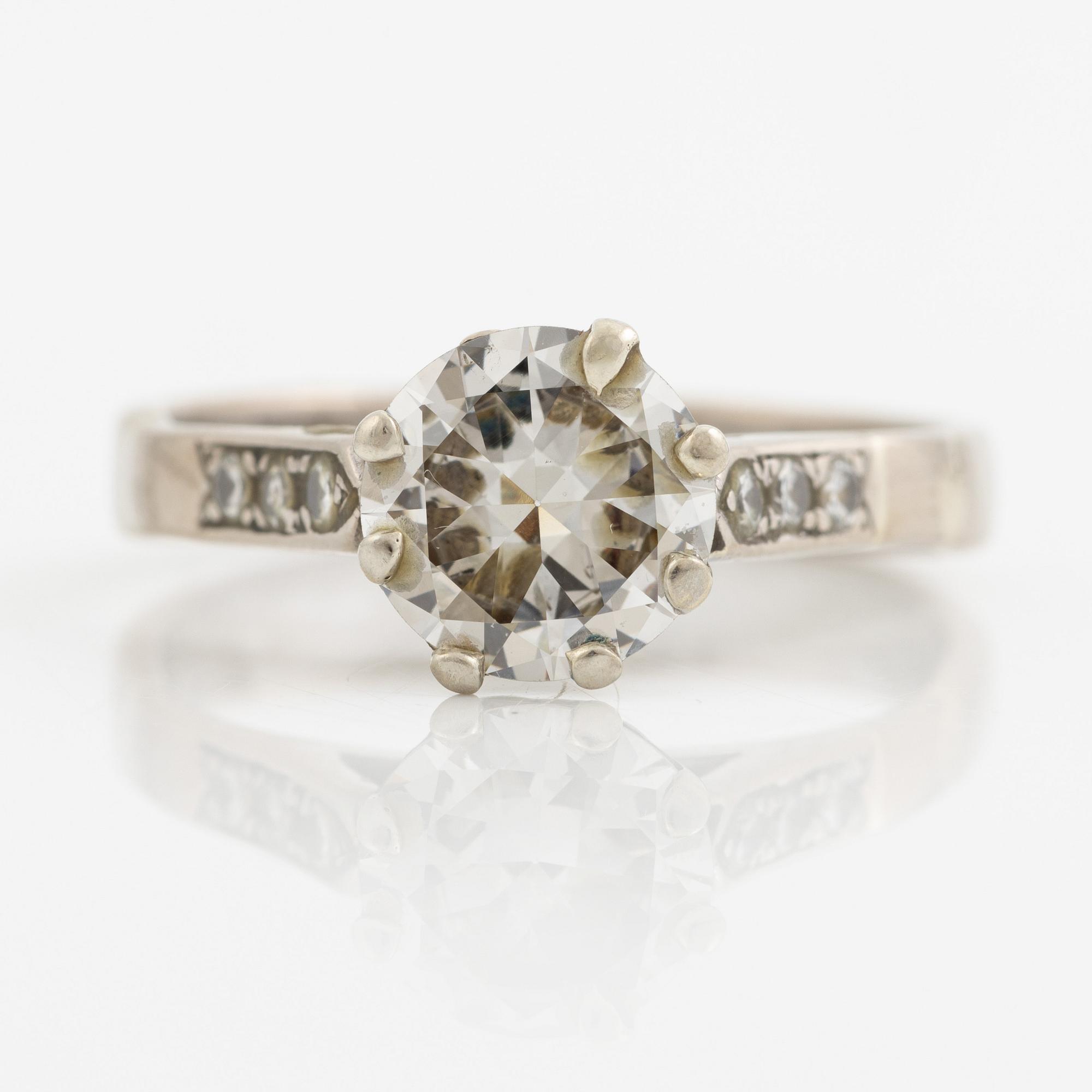 Ring in 18K white gold set with a brilliant-cut diamond.