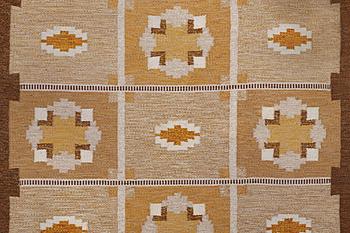 Ingegerd silow, a flat weave carpet, signed IS, ca 228 x 167 cm.