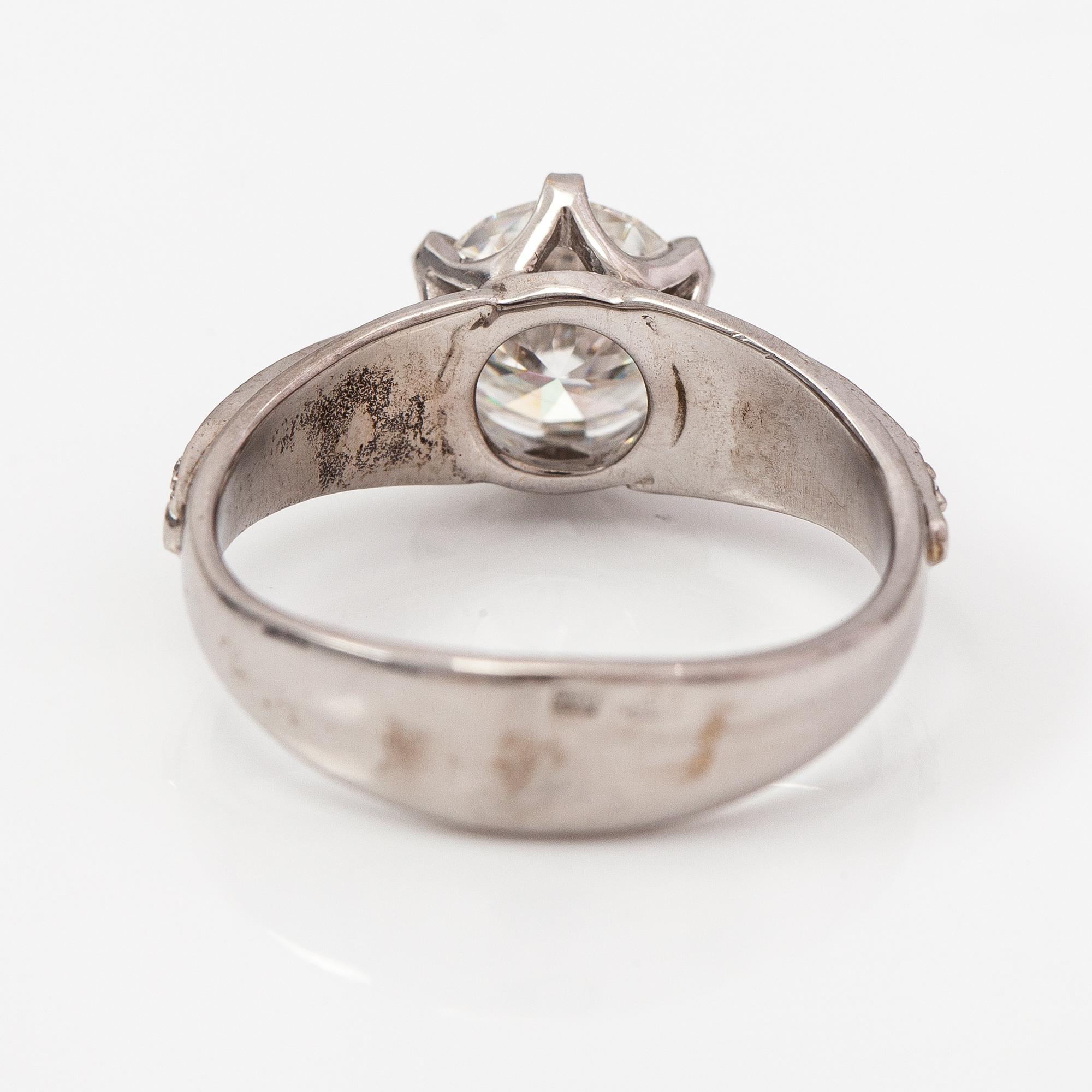Sormus, 14K valkokultaa, moissaniitti n. 1.50 ct ja timantteja n. 0.12 ct yht. GRA-todistus.