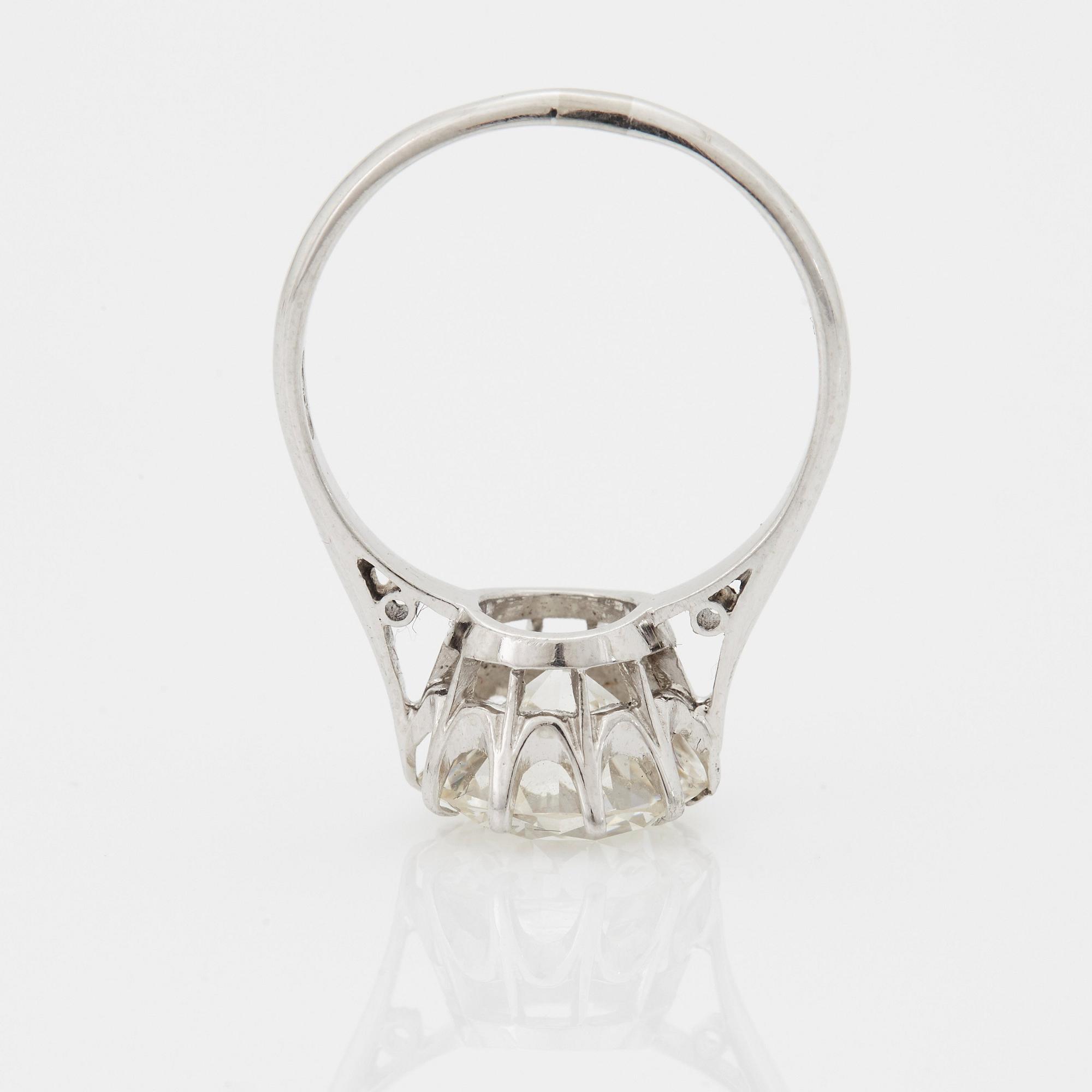 RING med en gammalslipad diamant.