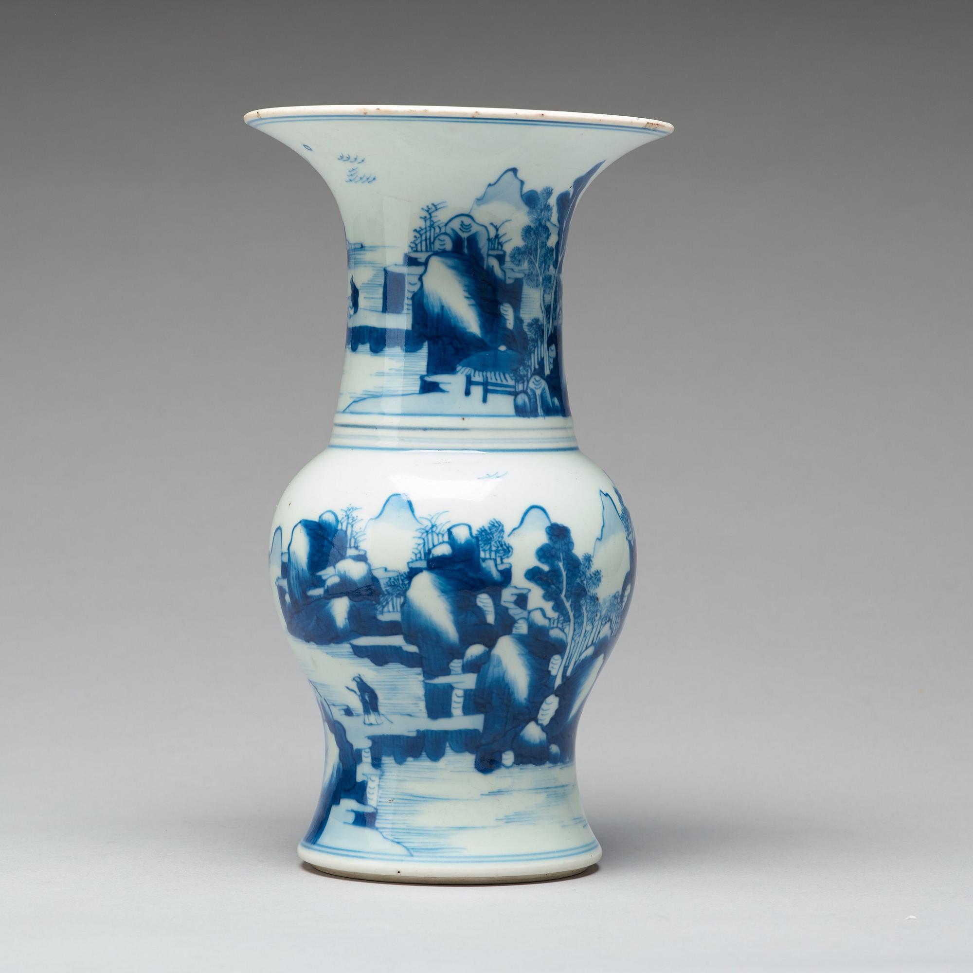 A blue and white 'yenyen' vase, Qing dynasty, Kangxi (1662-1722).