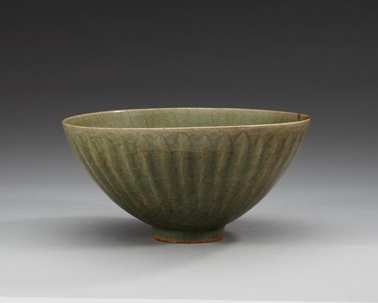 SKÅL, keramik. Yuan/Ming dynastin. Longquan.