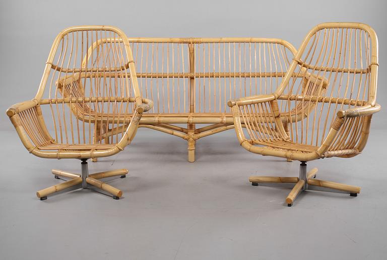 KORGMÖBELGRUPP, 3 delar, 1900-talets andra hälft.