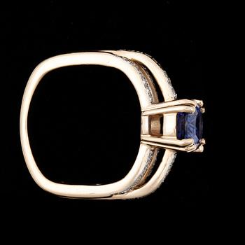 RING, 14k guld med tanzanit ca9,4x7,5mm och briljantslipade diamanter tot ca0,46ct. 2000-tal. Vikt 7,9g.