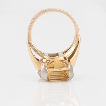 RING, med fasettslipad citrin.
