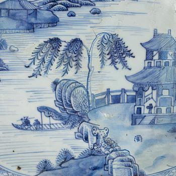 A blue and white Chinese porcelain serving dish and five plates, Qing dynasty, Qianlong, (1736-95).