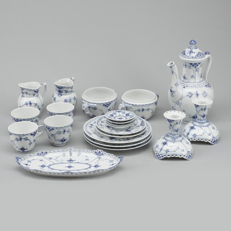 KAFFESERVIS, 69 delar, porslin, "Musselmalet", Royal Copenhagen, 1900-talets andra hälft.