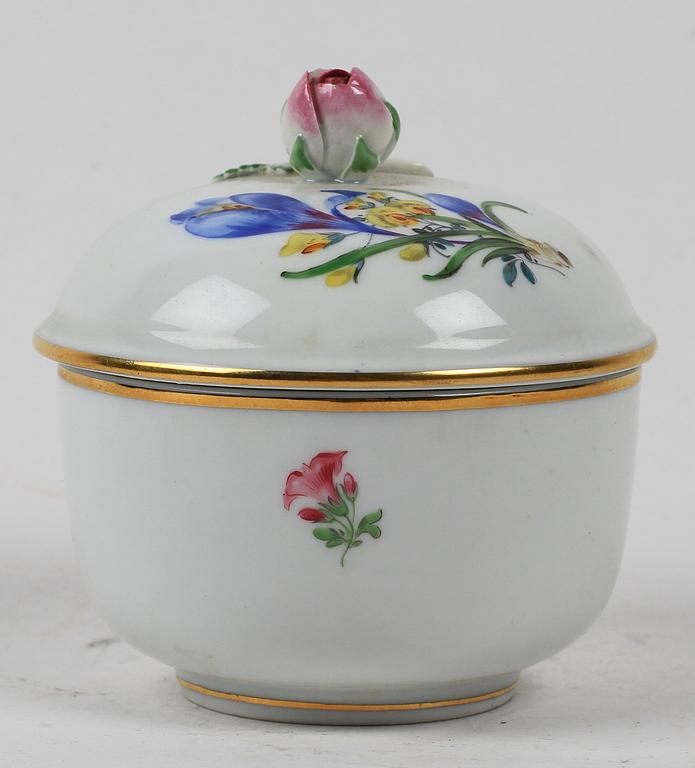 VAS samt LOCKASK, Argenta, Wilhelm Kåge, Gustavsberg, resp Meissen, stengods resp porslin, 1900-tal.