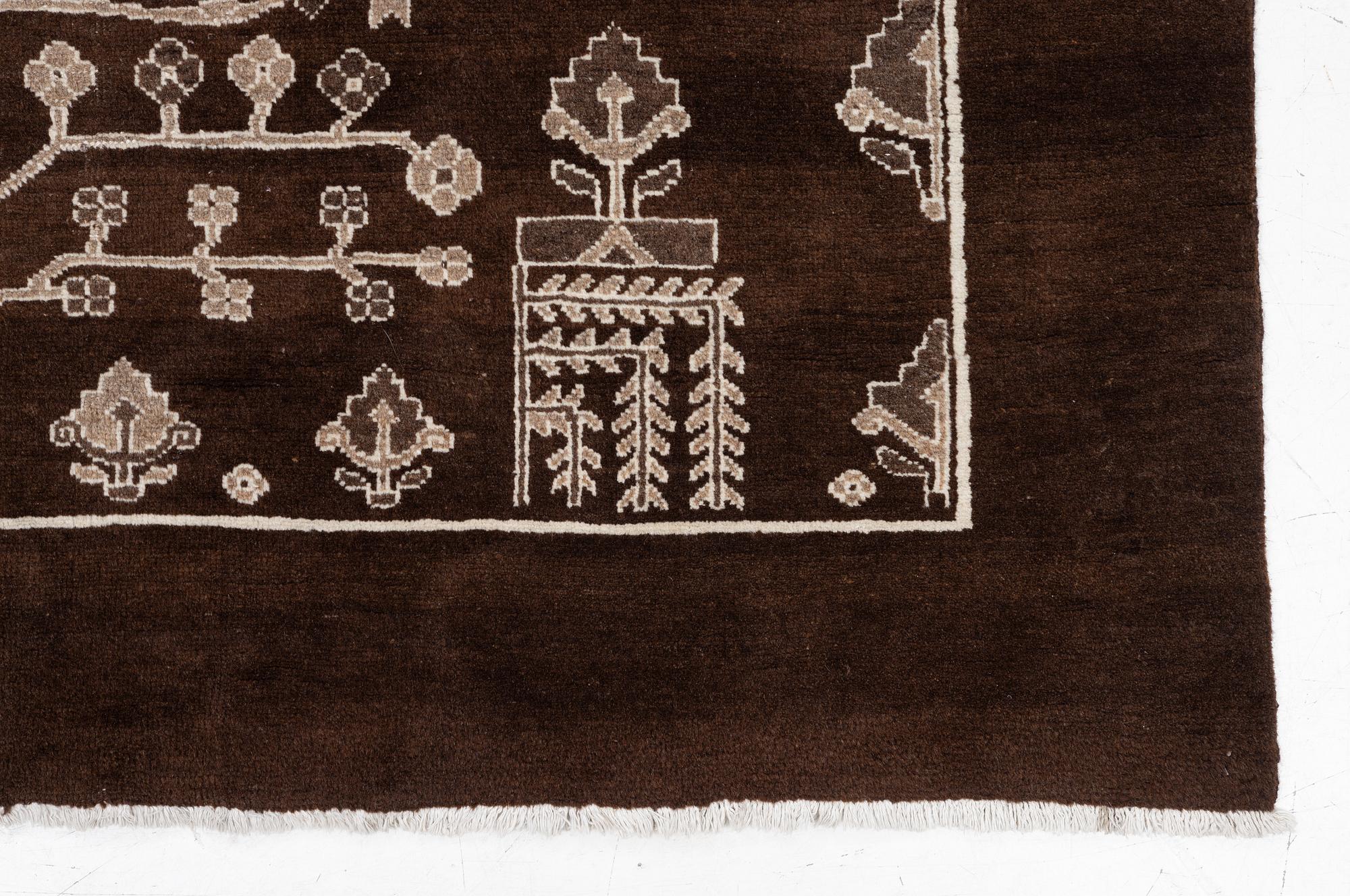 An oriental carpet, a. 287 x 204 cm.