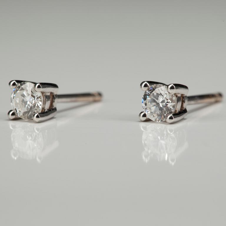 ÖRHÄNGEN, vitguld 18K, briljantslipade diamanter, tot. 0,42 ct. Vikt 1,6 g.