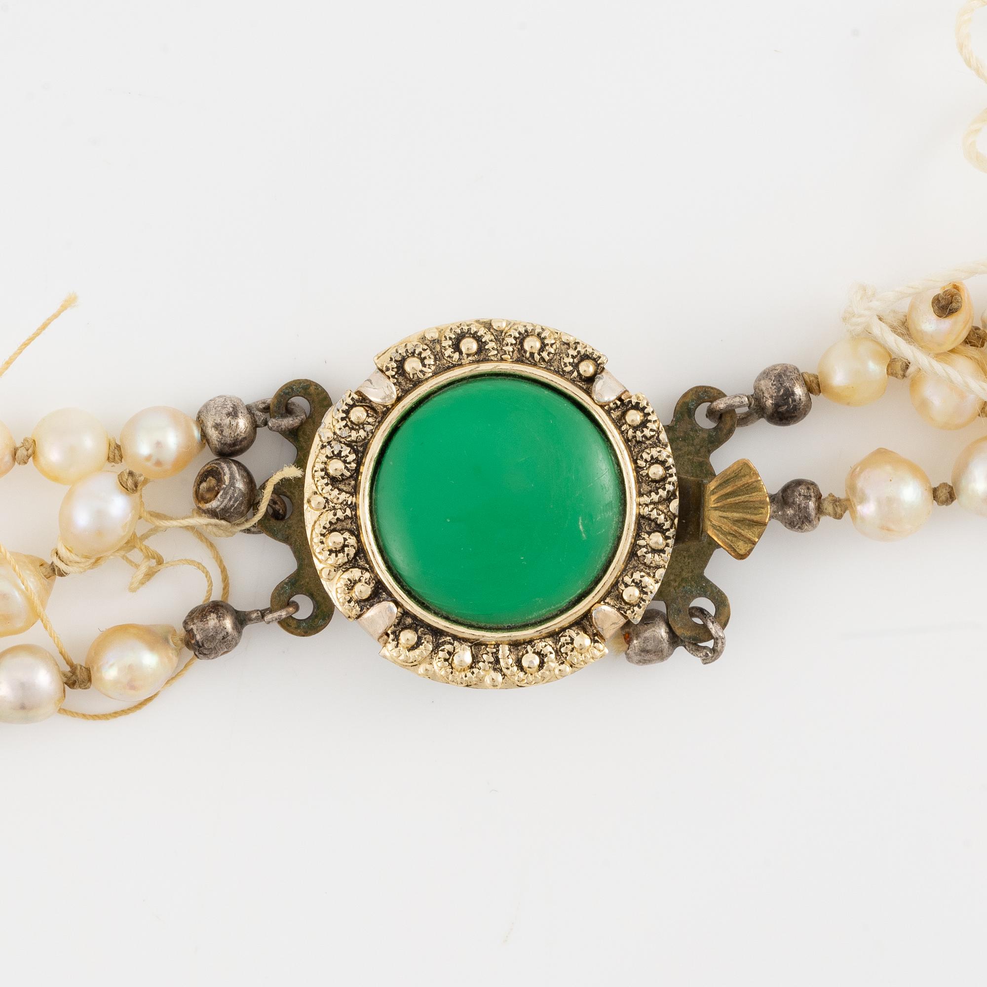 Pearl necklace, three strands with a clasp in white metal with a green stone.