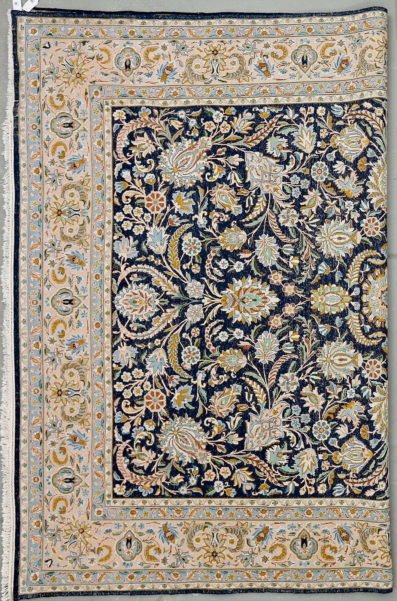 MATTA, old Täbris. Ca 396x308 cm.