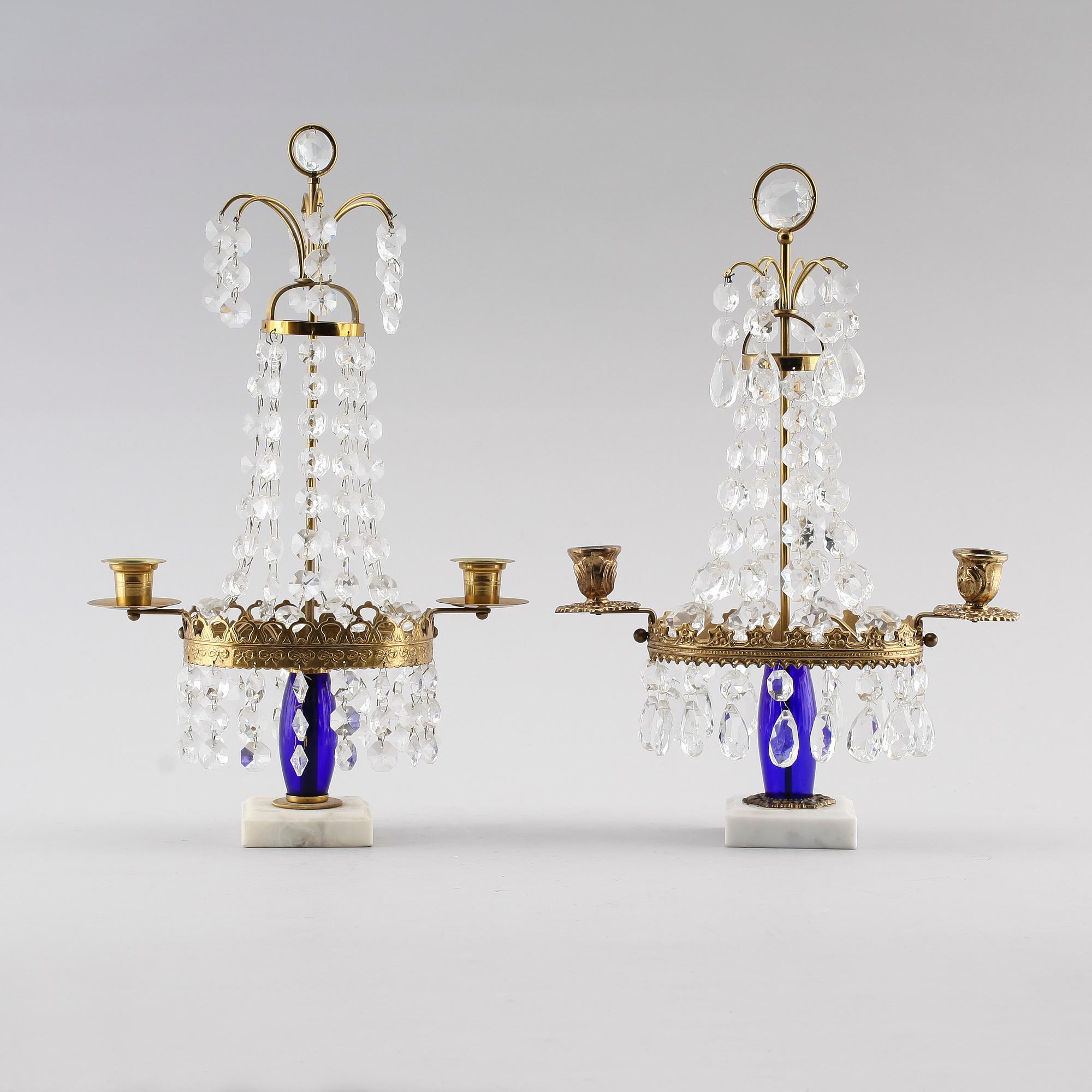 BORDSLYSTRAR, 2 st snarlika, gustaviansk stil, 1900-talets andra hälft.