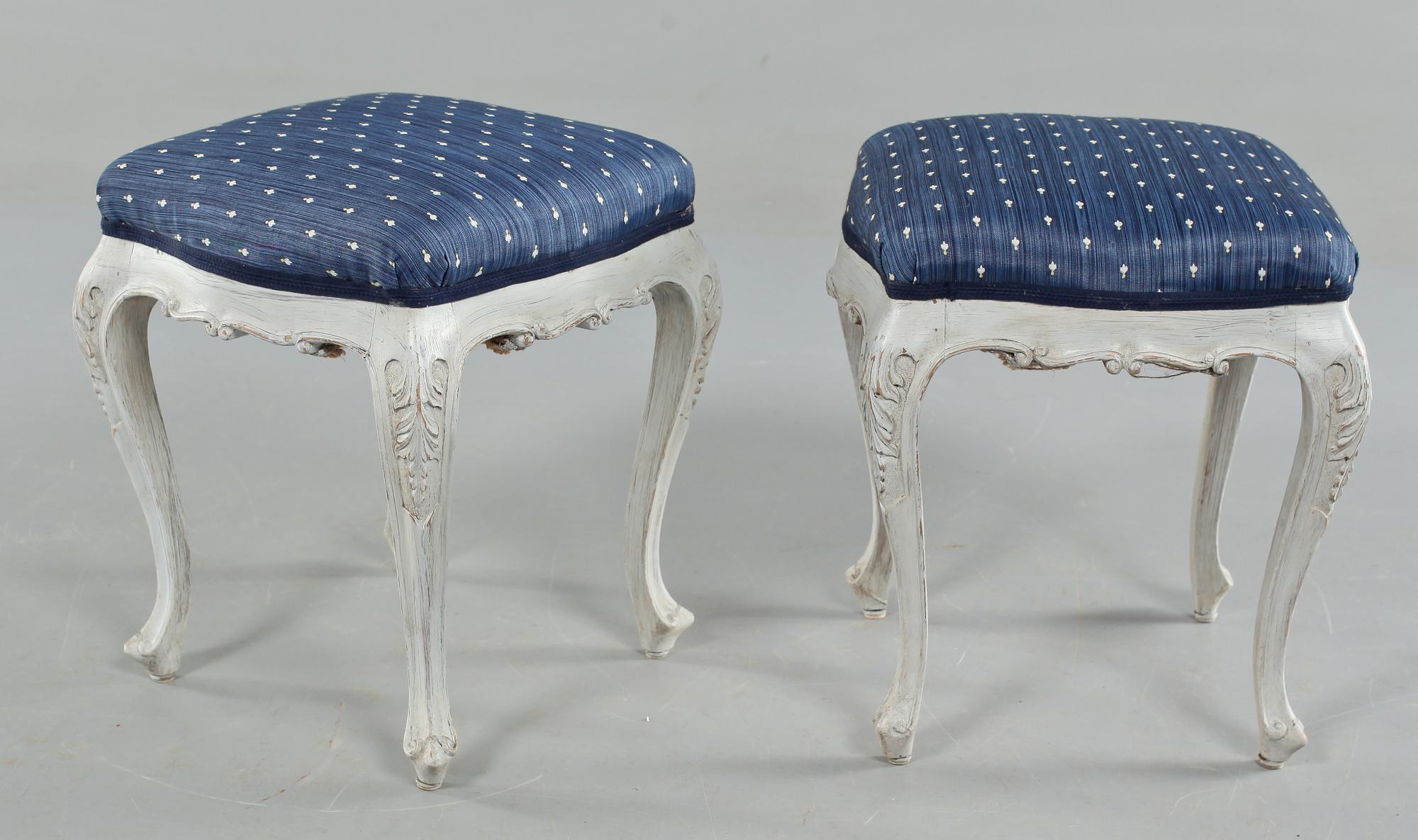 TABURETTER, ett par, rokokostil, omkring 1900-talets mitt.
