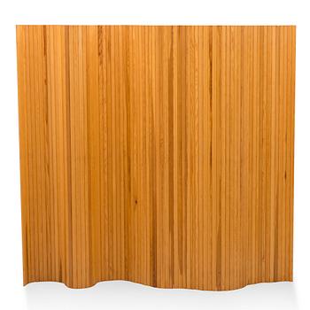 273. Alvar Aalto, A late 20th century screen for Artek, Finland. Circa 150x200 cm.