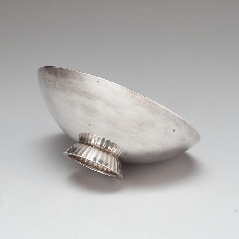 SKÅL, sterlingsilver, Sigvard Bernadotte, Georg Jensen & Wendel, modell 823. Vikt ca 256 g.