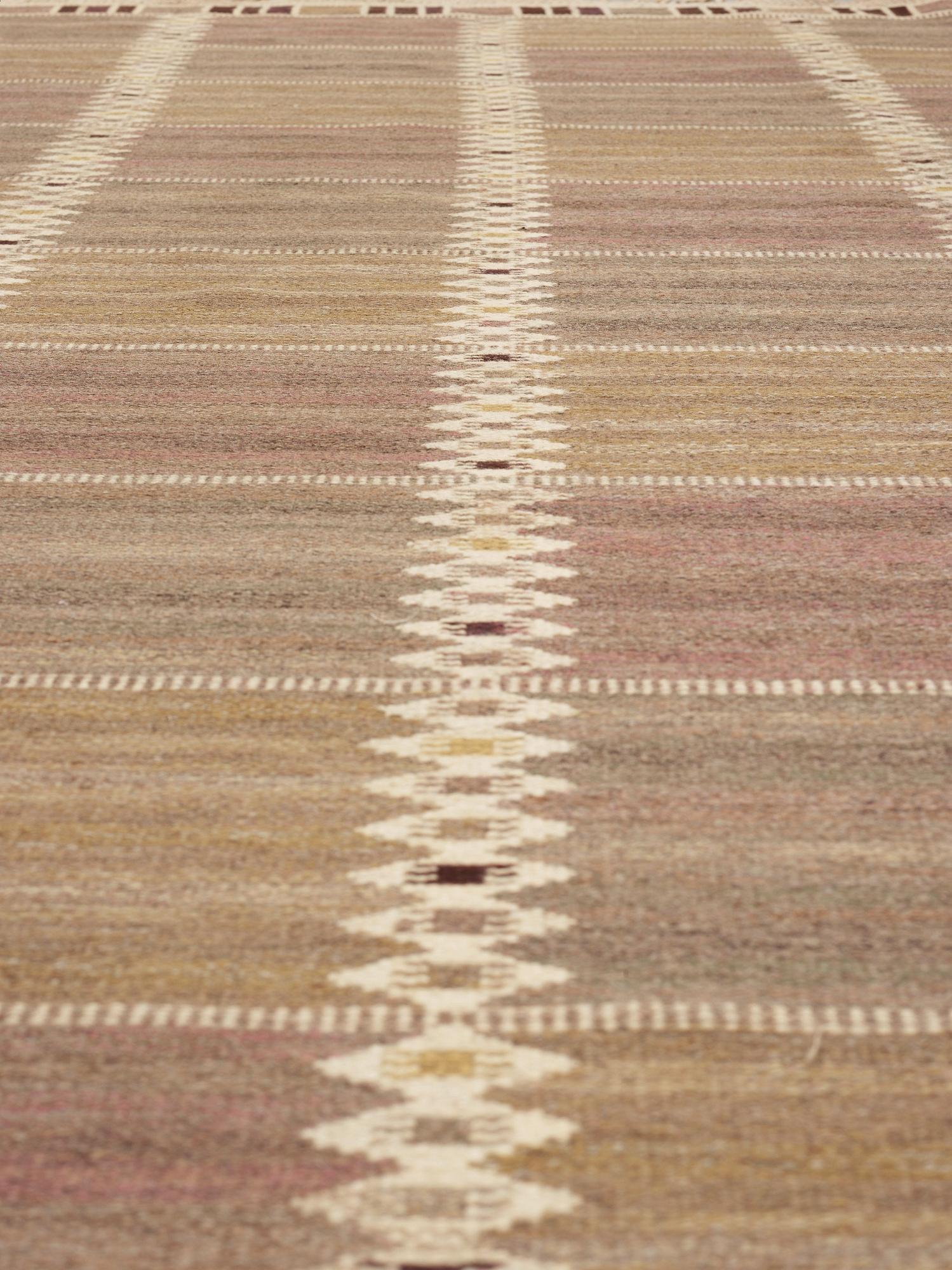 CARPET. "Salerno grå med enkel bård" ("Kristianstad"). Flat weave. 465 x 360 cm. Signed AB MMF BN.