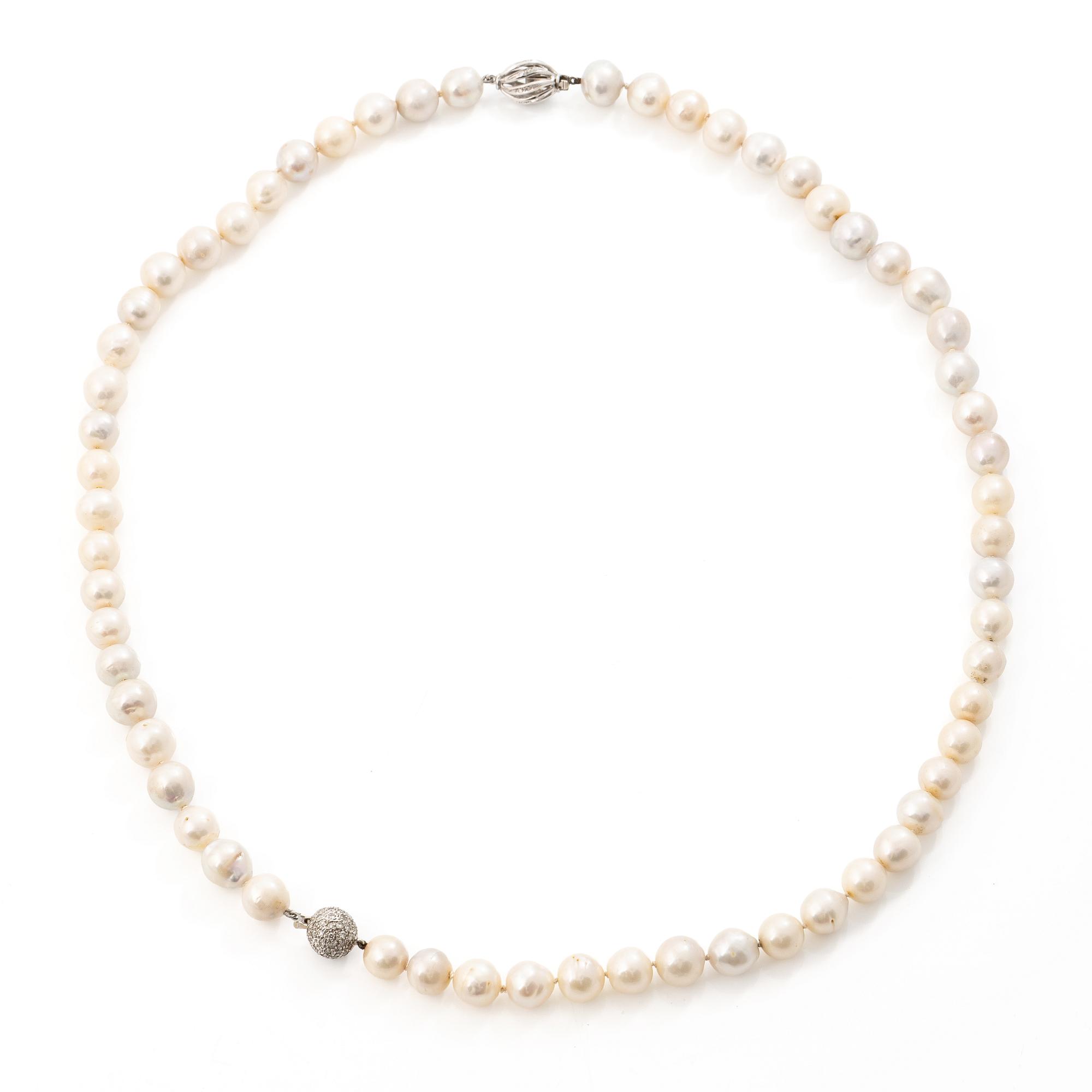 Two pearl necklaces with cultured freshwater pearls, two 18K white gold clasps set with small diamonds.