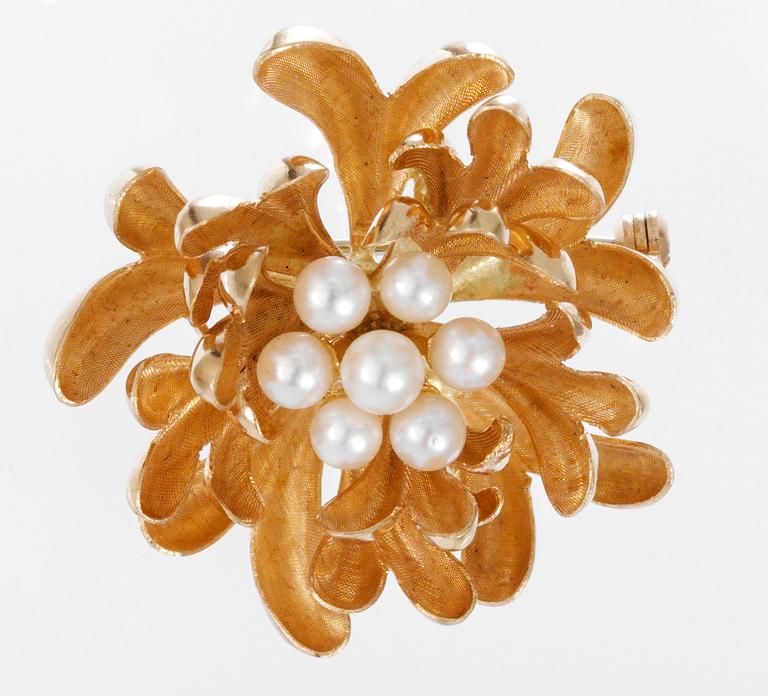 BROOCH, gold with cultured pearls.