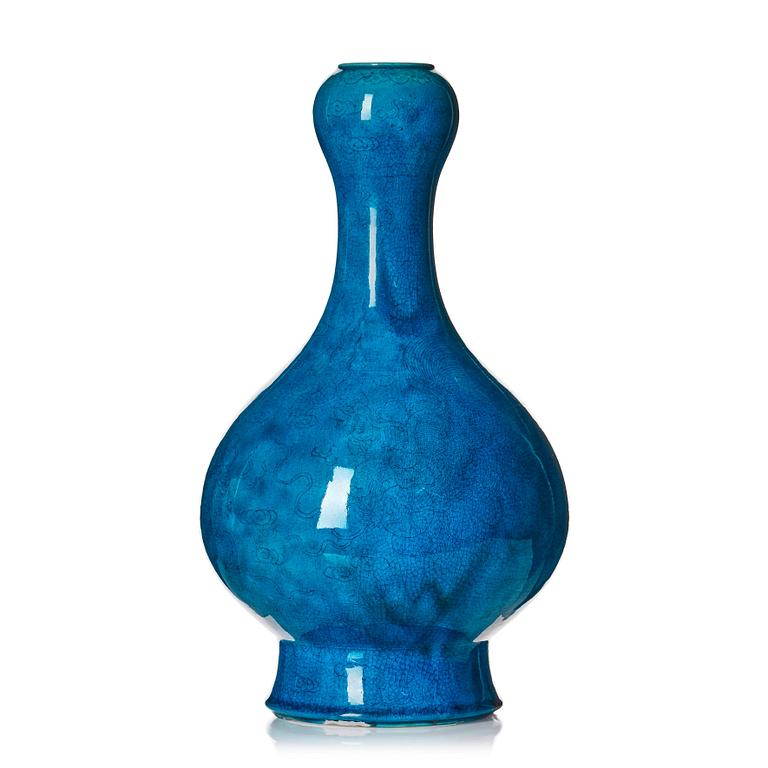 A large turqouise glazed bulb vase, late Qing dynasty.