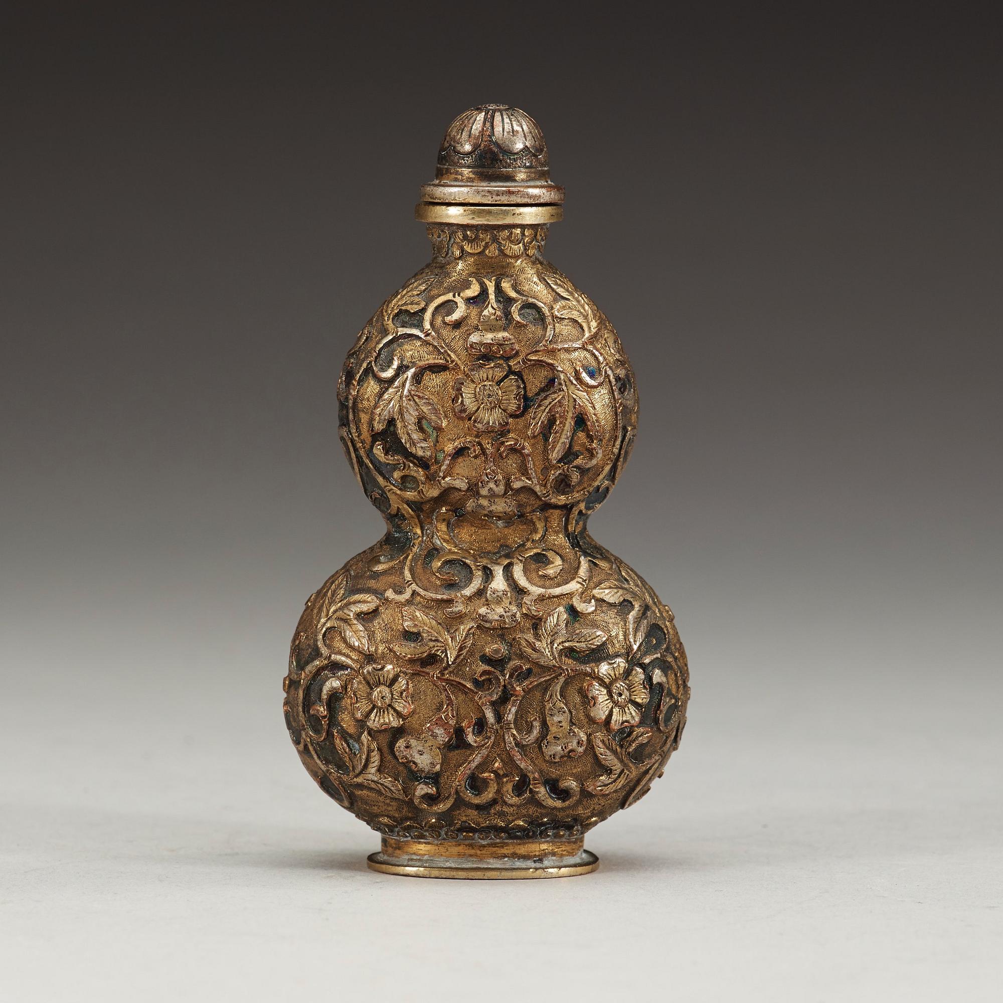 SNUSFLASKA, försilvrad kopparlegering. Sen Qing dynastin (1644-1912), med Qianlong fyra karaktärers märke.