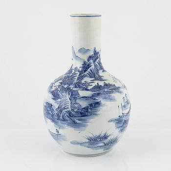 A blue and white Chinese porcelain vase, 20th century.