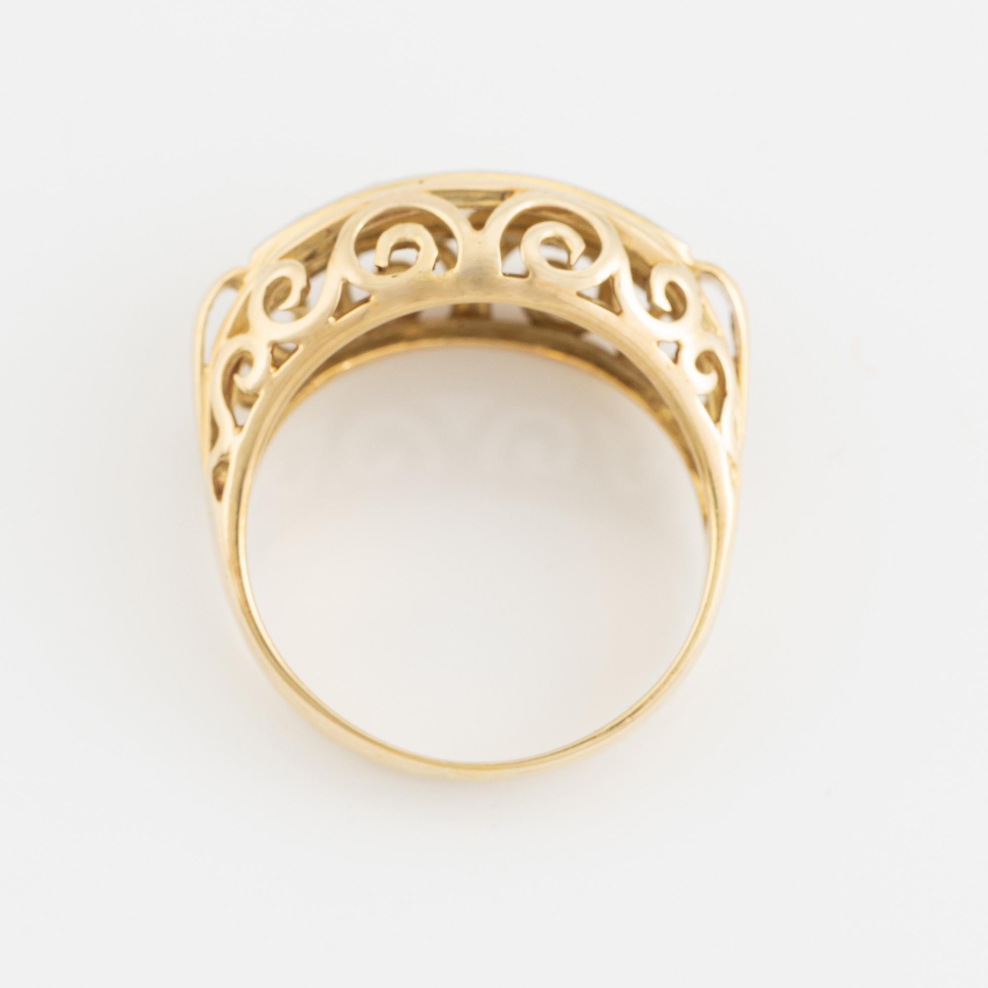 14K gold and brilliant cut diamond ring.