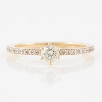 Ring in 14K gold set with brilliant-cut diamonds.