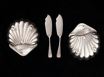 SMÖRSNÄCKOR med KNIVAR, silver, Sheffield, England 1903-1904, bär finska kontrollstämplar. Tot. vikt ca 104,6 g.