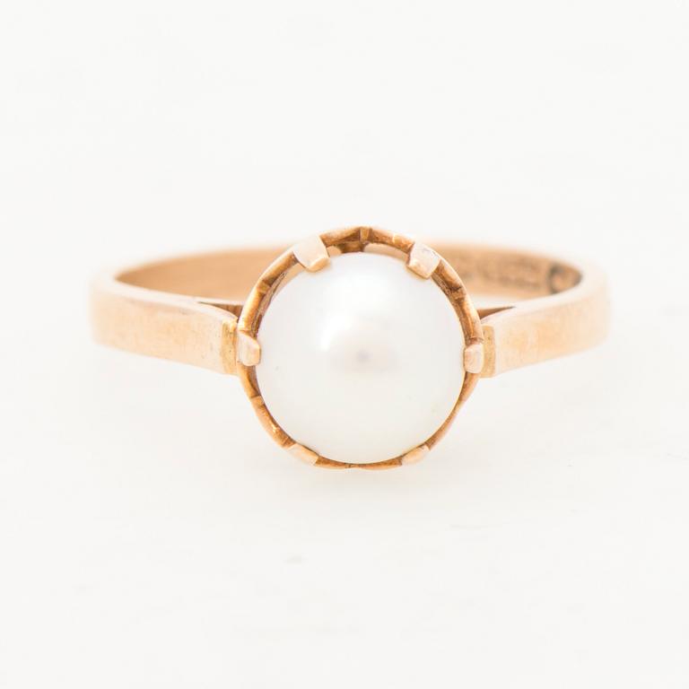 RING, odlad pärla, 14K guld. Auran Kultaseppä, Åbo 1969.